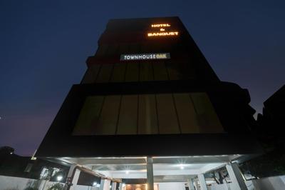 Super Townhouse OAK The Dev Regency