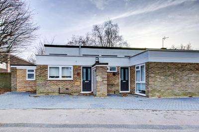 Sleek 3 Bedroom Home - 6 Beds - Parking - City Centre