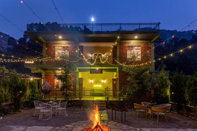 Alaya Stays Riverside Room with Balcony & Garden - Kainaat