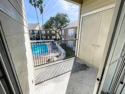 Pool View Escape - Near Shops and Dining
