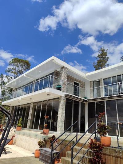 Amplia finca con desayuno incluido, piscina,jacuzzi y comodidades unicas