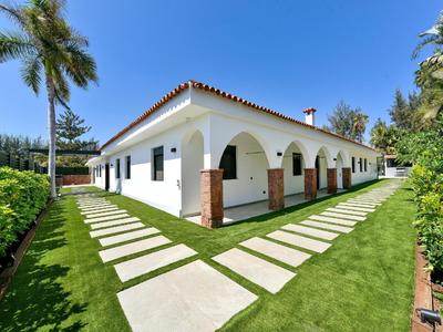 Villa Maspalomas Deluxe | Luxury Retreat in Gran Canaria | Private Heated Pool | Poolside Kitchen & BBQ Facilities | Golf Course View | Minutes from Stunni
