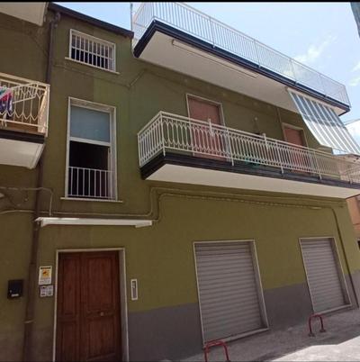 Accasa accanto al mare