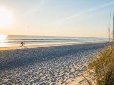 Accommodation with shared garden close to the sea