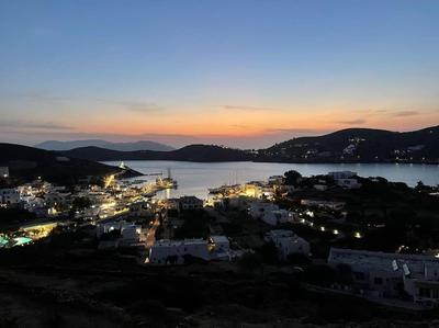 Villa surplombant le port d'Ios, Cyclades Grecques