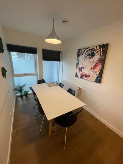 Modern Central Apt with Rooftop, Privat Balcony, & Free Parking, Steps from Aarhus Attractions