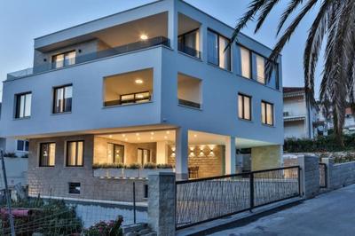 Elegant Cozy Villa With Beautiful Features
