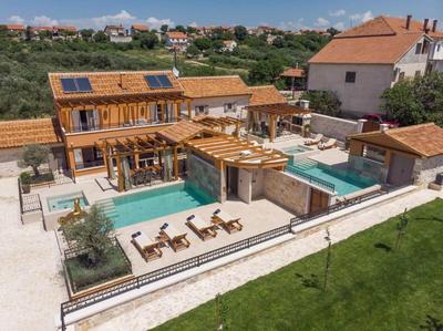 Renovated Luxury Styled Villa With Amazing Pool