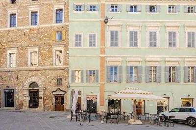 Urban Oasis in Front of Duomo di Perugia