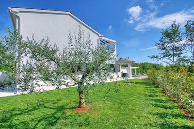 Villa Onyx for 12 people near Porec with 65 private pool and jacuzzi