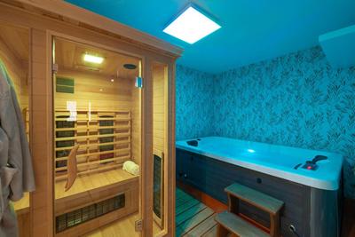 Villa Dovecote with Private Sauna, Jacuzzi & Gym