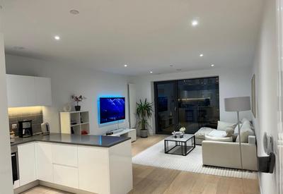 Luxury 2 bedroom apartment in Royal Wharf by City Airport photo 4