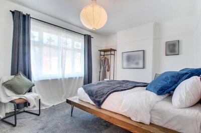 West Midlands-Contractor-Long stay-parking-4 beds