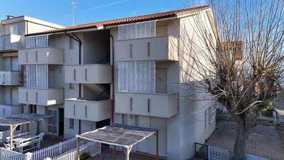Trilocale con terrazzino a 30mt dal mare di Fano - F005