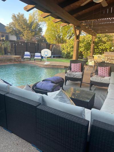 Luxurious 5-Bed home with heated Pool, Jacuzzi, Media Room, Grill and several living spaces!
