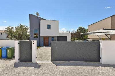 Spacious villa with pool and garden in Stokovci