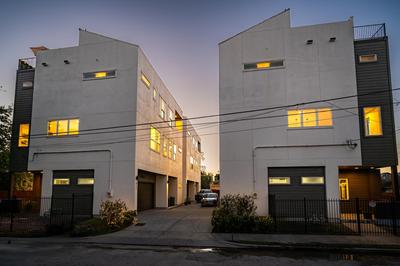 Luxe Stay HTX Rooftop Townhome with Private Garage, along Rice Military & 3 mi from Dtown