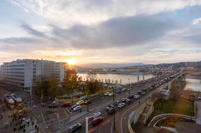 Magical Danube view in a spacious two bedroom suite next to Parliament