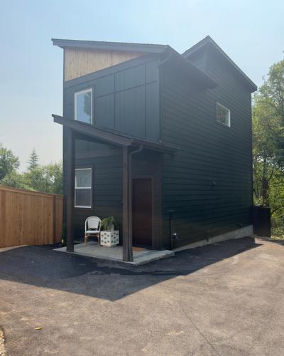 Modern New Build Home 5 min from downtown