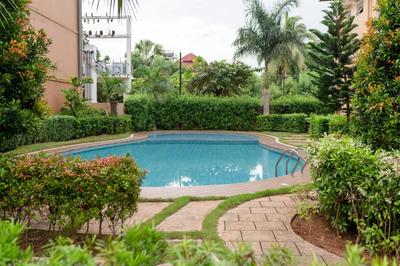 Cozy Crib Suite Condo with Balcony Pool & Gym