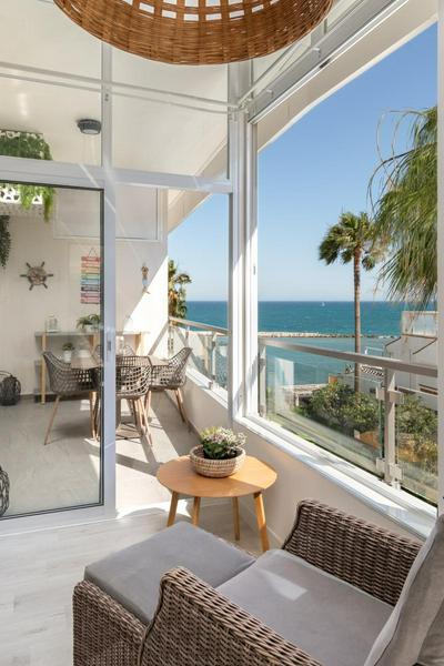 Stunning Beachfront apartment with Sea Views