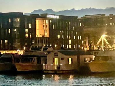 Houseboat in Providence!