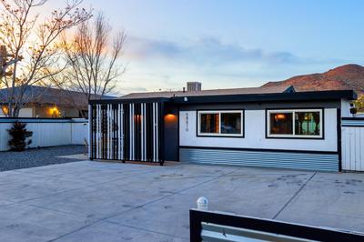 HUGE House in Joshua Tree/Yucca Valley with Pool & Hot Tub
