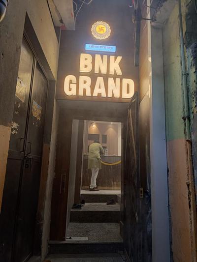 Hotel BNK Grand Gadowlia Chouraha ! Varanasi - Walking Distance From Shree Kashi Viswanath Temple and Ganga Arati Dashwamedh Ghat ! Fully Air - Conditioned