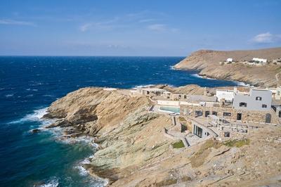 5 bedroom villa with pool, sunset views, direct access to the sea