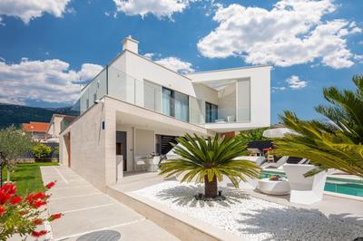Luxury Villa Sun Rays with Infinity Pool