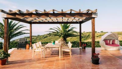 Comfortable And Chic Garden With A Well Maintained Garden