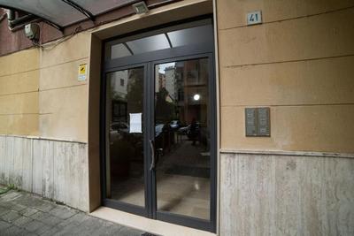 Riverside apartment with private parking