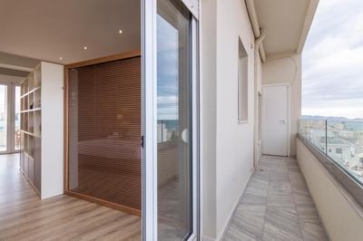 Central Apartment on Lionsquare with Sea and City View
