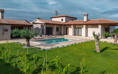 Modern Istrian Villa Lere with Pool, BBQ Lounge & Activities in Šišan