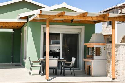 Cosy Halipoma-Tilemahos into Lefkada town close