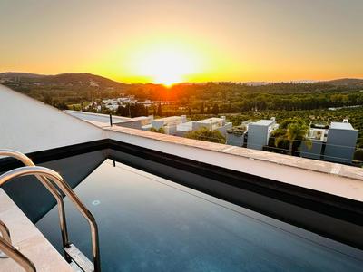 CasaSotoPolo, Sotogrande, sleeps 8, private rooftop pool, easy free parking