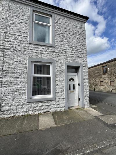Modernised 3-bedroom Blackburn townhouse sleeps 6