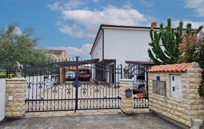 Gorgeous Apartment In Porec With Wifi