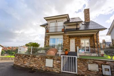 Los cuetos, casa para 6 personas con jardín y parking, a pocos minutos de Suances