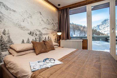 WHISPERING PINES LODGE Mountain view apartment with ski-in access