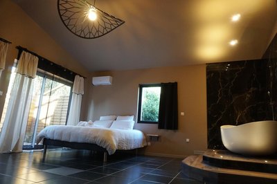 Chambre de charme indépendante Alba avec baignoire îlot - Domaine Astra, Grans