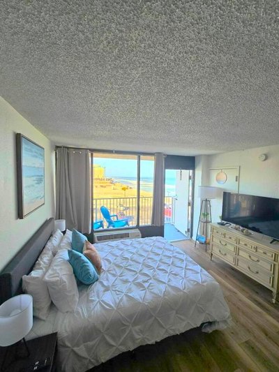 Ocean View Studio Condo w Balcony Pool and Free Parking