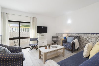 Areias de São João 2BR Apartment - Shared Pool & Terrace, by Hopstays
