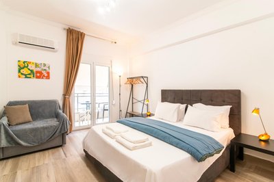 New Modern Balcony Home 270m to Metropolitan Metro Hub