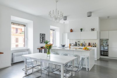 Trastevere Modern 4BR 4baths, WIFI, AC, custom kitchen, living room
