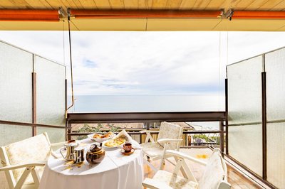 Mina House - Appartamento Fronte Mare con Ampia Terrazza e Garage