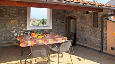 HOST4U - LOGGIA SUL FAUDO Appartamento con Terrazza vista Mare & Montagne a Civezza