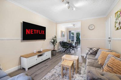 Tipton 3BR Home – Netflix Wi-Fi Driveway