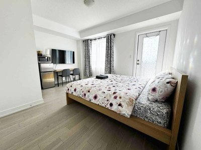 Modern Private Room Private Bathroom with King Bed with TV and Optional Balcony 10 minutes to Rogers Stadium Midtown Downtown Toronto