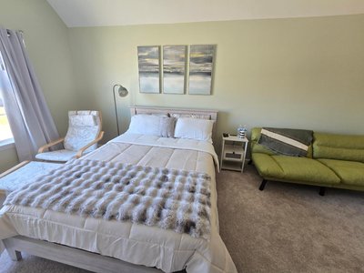 Luxury Room with private bath Free wifi and Parking 10 min to Airport